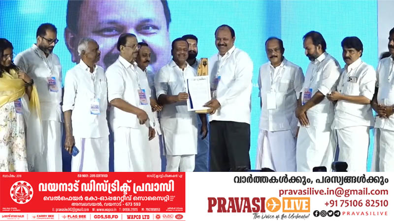 ഉമ്മൻ‌ചാണ്ടി കർമ്മശ്രേഷ്ഠ പുരസ്‌കാരം ഡോ: അഷ്‌റഫ് താമരശ്ശേരിക്ക് സമ്മാനിച്ചു